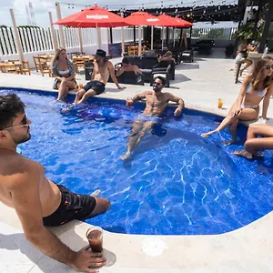 Nomads Party Hotel Cancun