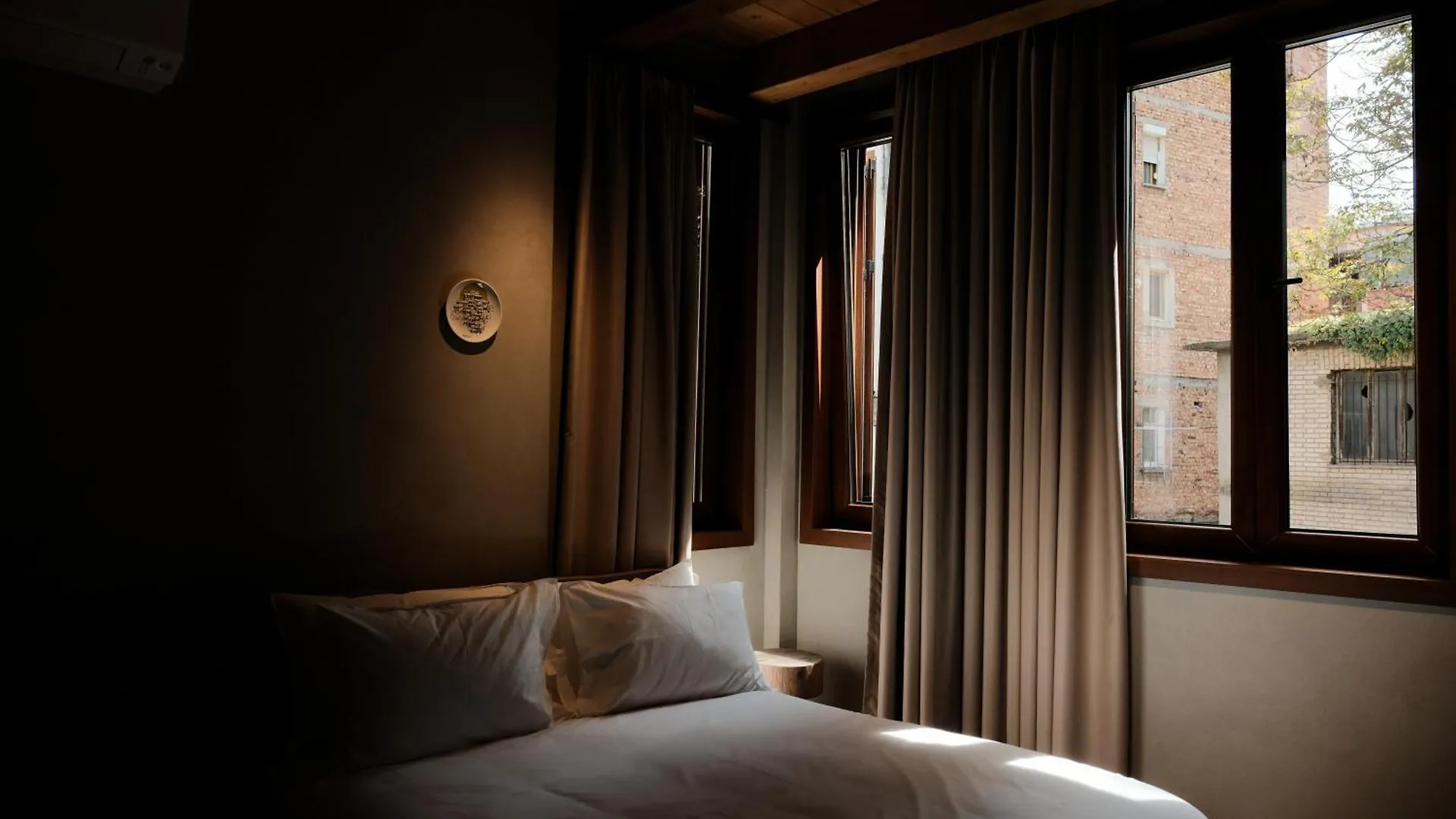 Faces & Places Boutique Hotel Τίρανα 4*,