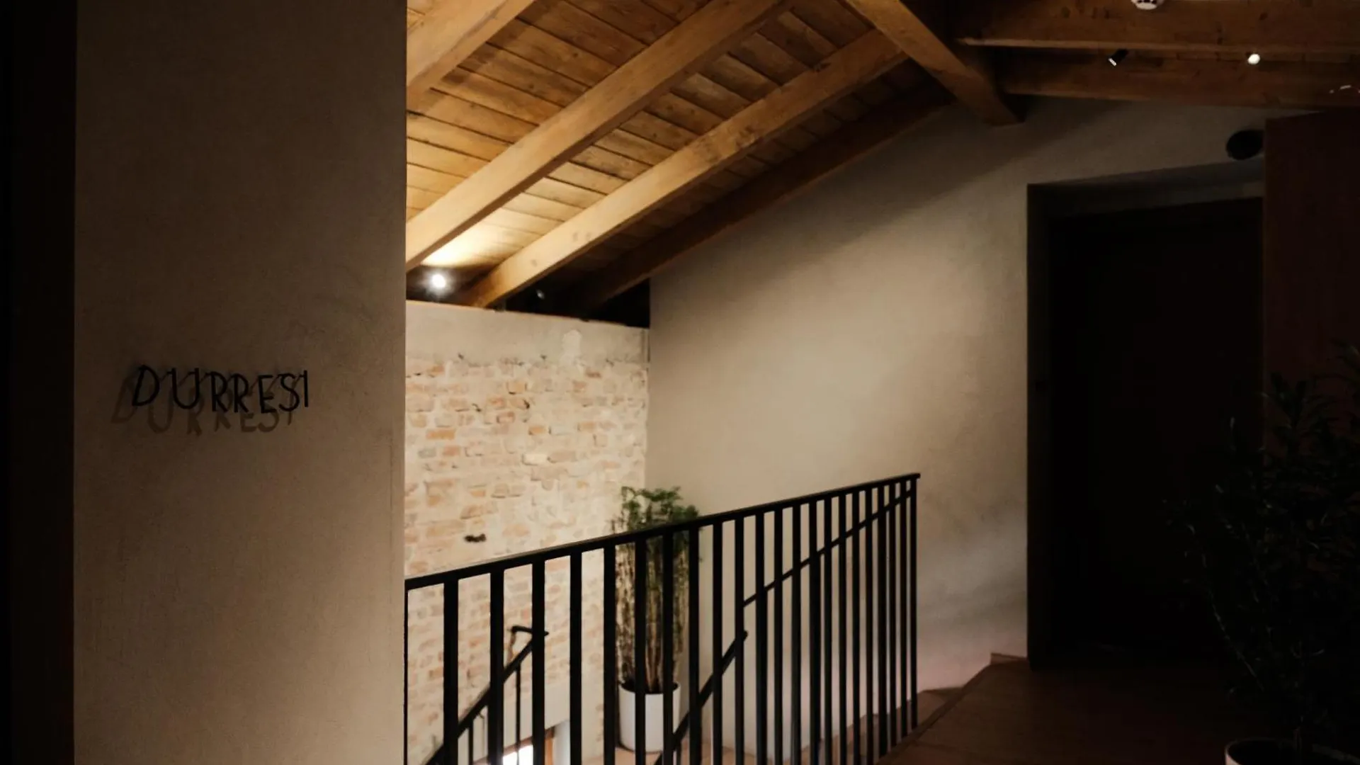 Faces & Places Boutique Hotel Τίρανα